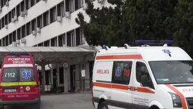 VIDEO Elev din Arad, bătut cu pumnii și picioarele de colegii de liceu! Adolescentul a ajuns în stare gravă la spital: „Tu trimiți copilul la școală și te trezești că el e deja la spital”
